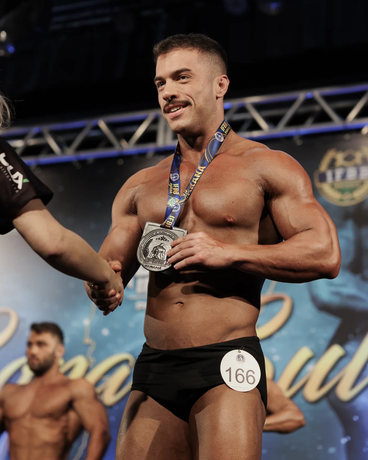 Guilherme Theulen com a medalha após competir no palco